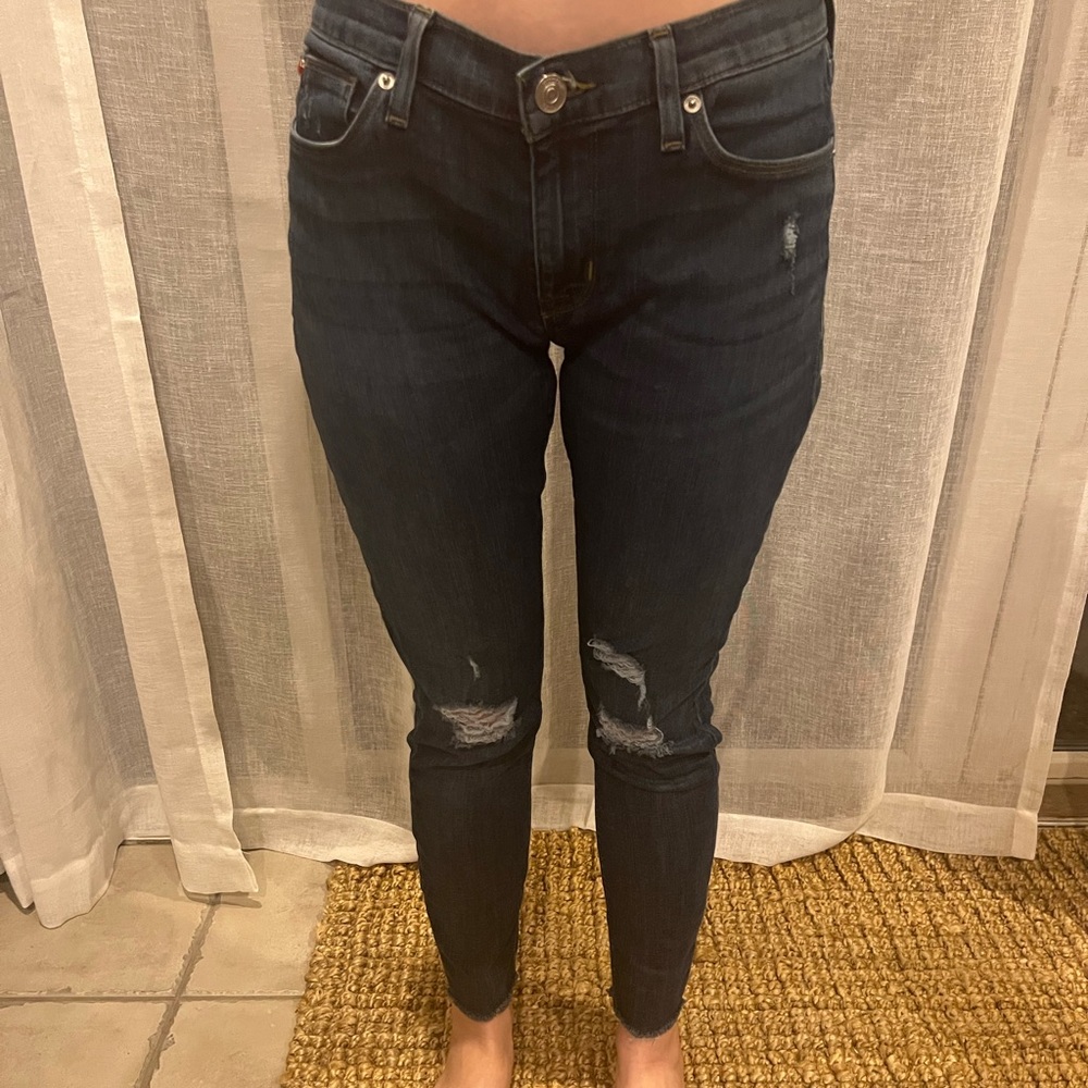 Hudson jeans skinny, dark denim distressed and raw hem size 29